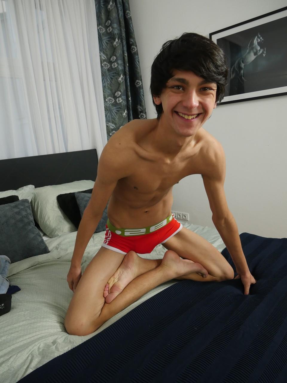 20P Der kleine schwule Junge Carlos Costa leckt sich die Zehen und masturbiert in einem Solo