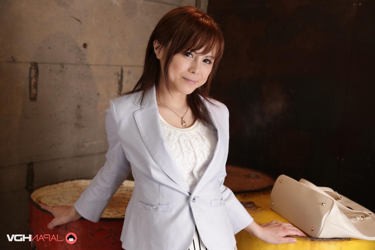 15P La adorable japonesa Kotori Shirayuki se desnuda sobre bidones de 50 galones