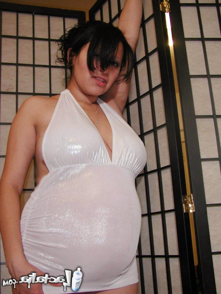 15P Garota latina grávida perde a bunda nua e tira um vestido branco