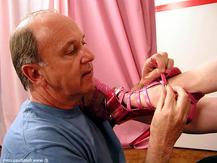 15P Mulher sexy faz um velho tirar os calcanhares e chupar os dedos dos pés