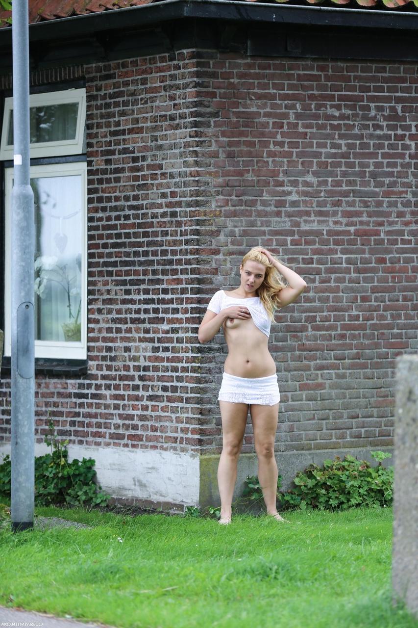 20P Die freche Blondine Ivy zeigt in einer Outdoor-Zusammenstellung ihre kleinen Titten