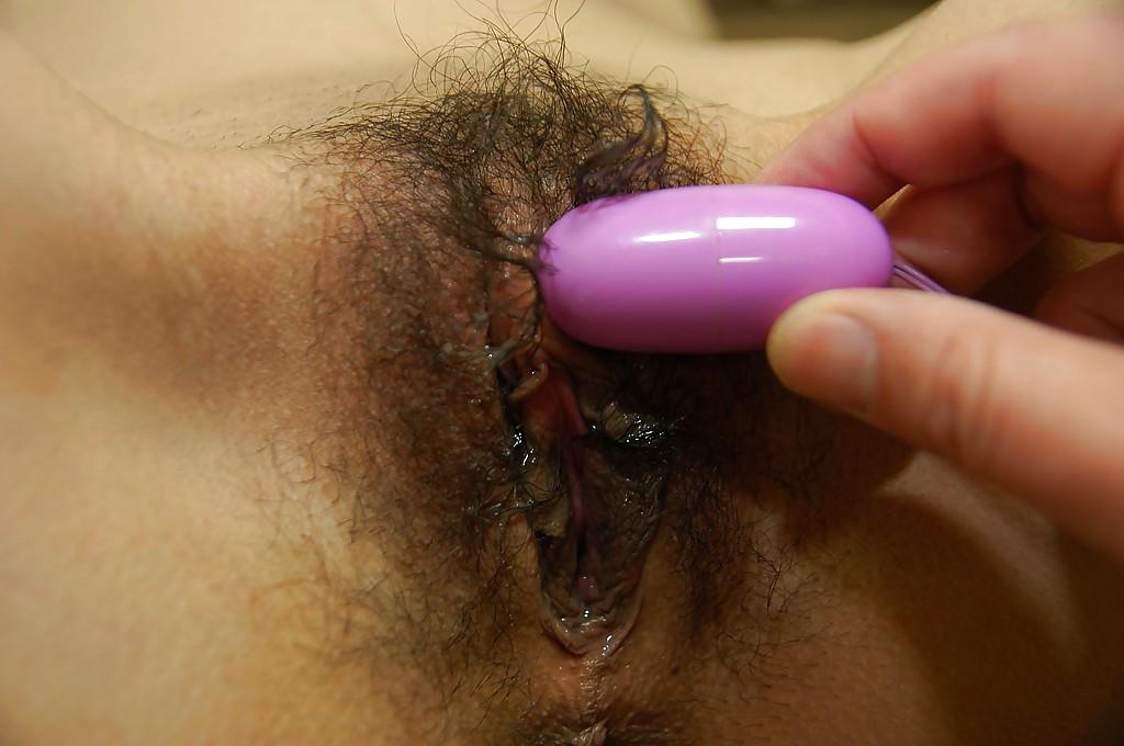 16P Das verspielte asiatische Babe mit zierlichen Kurven Chie Kudou hat Spaß beim Vibrieren ihrer Muschi