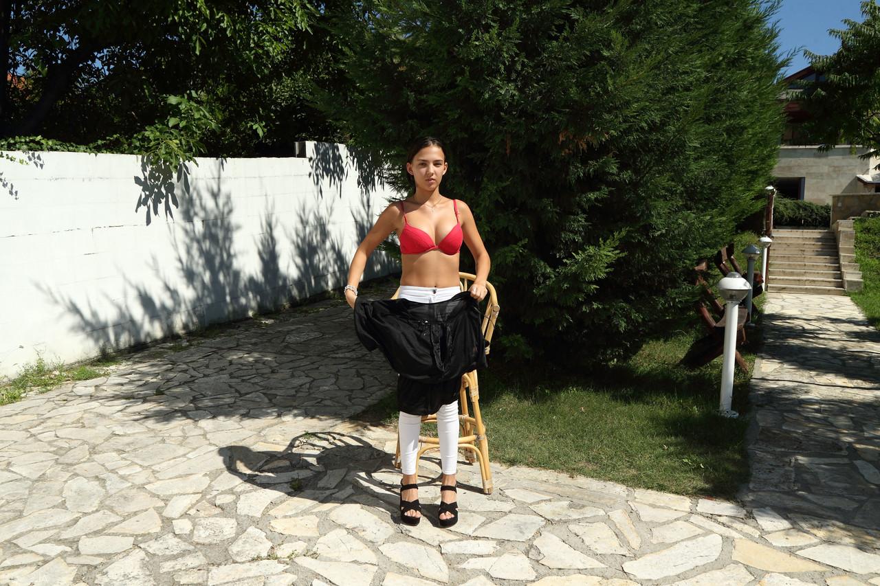 20P A morena sexy Katy Rios mostra sua buceta raspada completamente nua ao ar livre