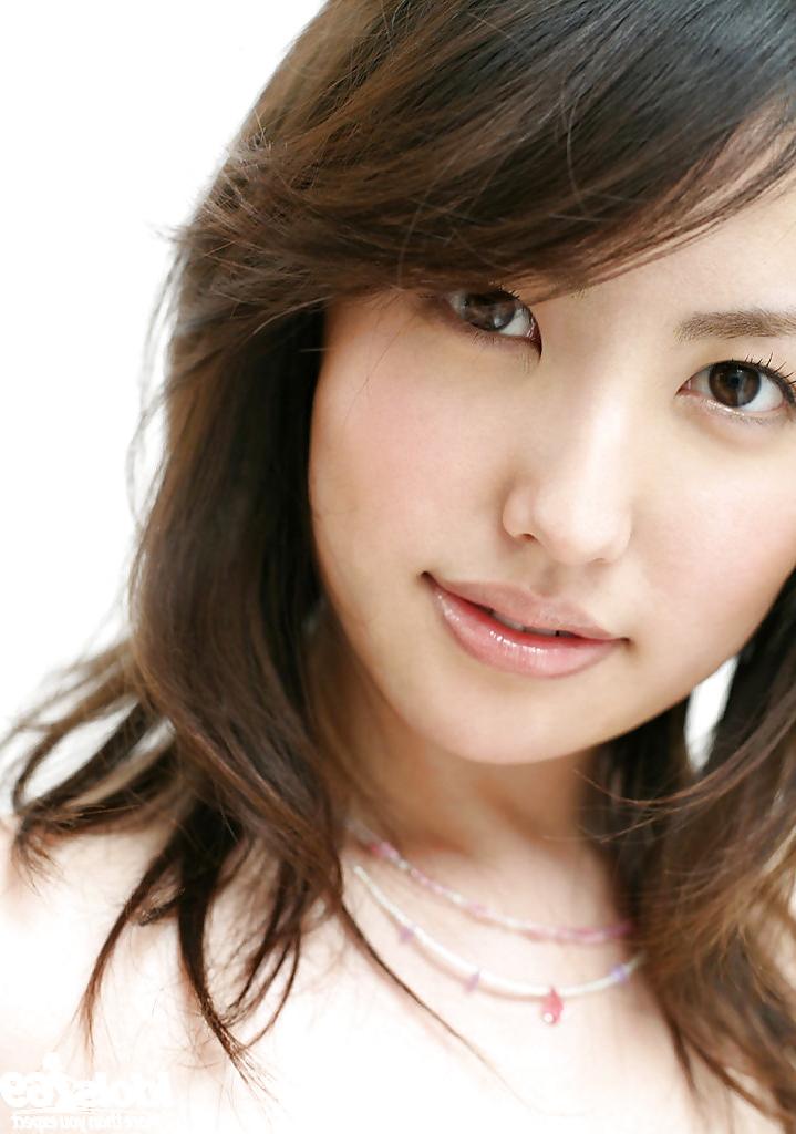 13P La chaude asiatique Takako Kitahara dévoile ses gros seins et sa chatte poilue.
