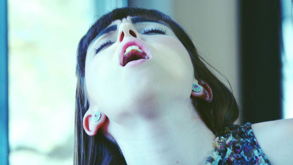 16P Les lesbiennes sexy Alexa Tomas et Zoe Doll font l'amour avec un gode-ceinture sur un lit.
