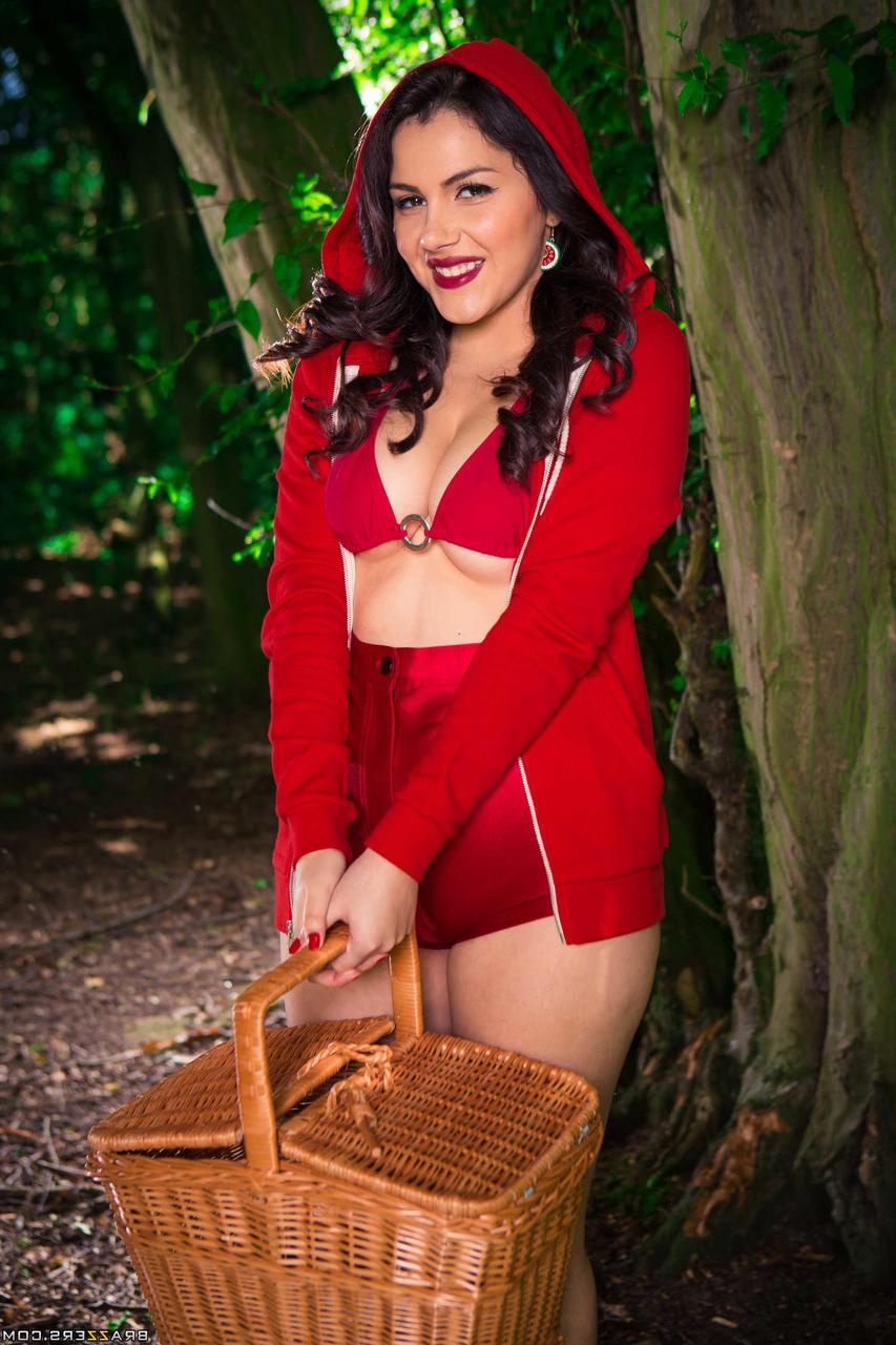 20P Valentina Nappi, une italienne bien roulée, montre son gros cul en plein air.