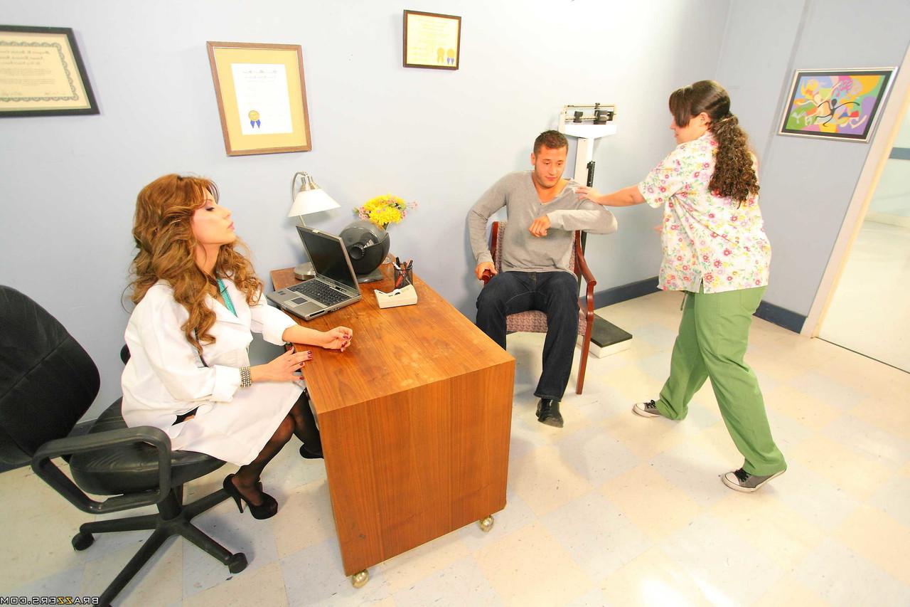 20P Aleksa Nicole, médecin aux gros seins, suce la longue bite d'un patient.