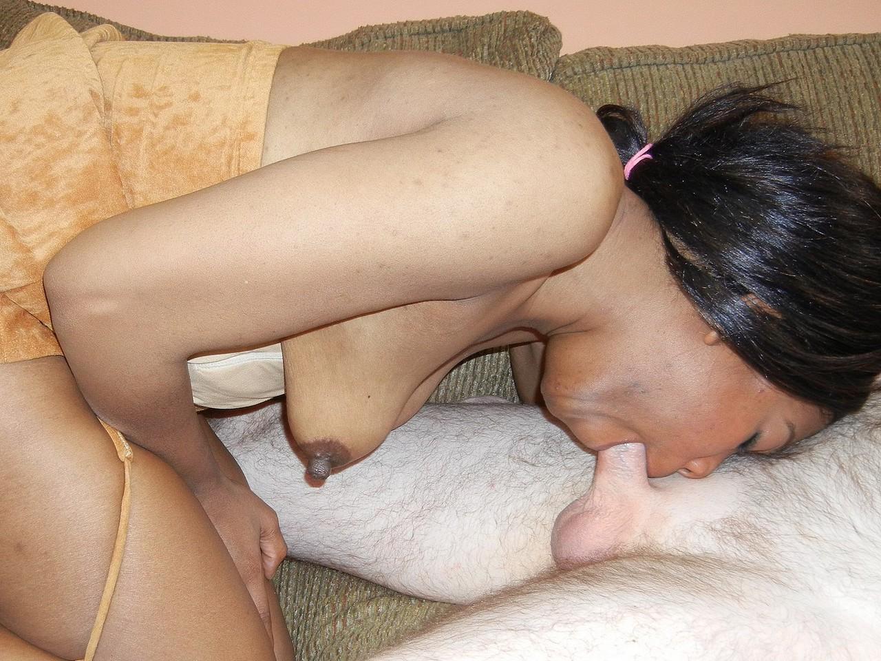 20P A dona de casa negra Kelly Stylz chupa um pau branco e tira o vestido