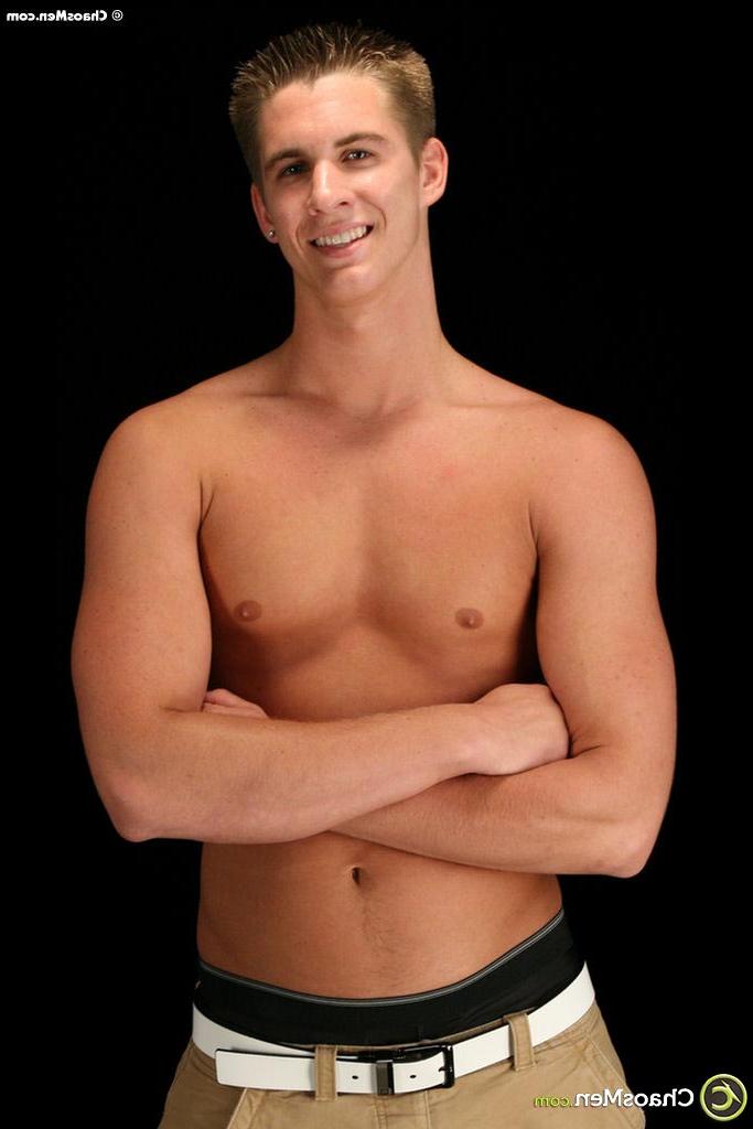 20P O menino gay alto Blake se despe, posa nu e massageia seu pau