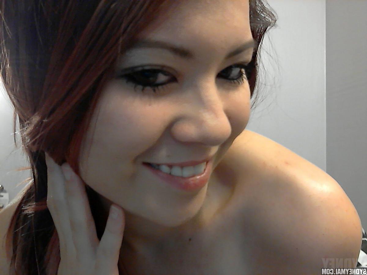 15P A ruiva japonesa amadora Sydney Mai lança olhares sensuais antes de ficar nua