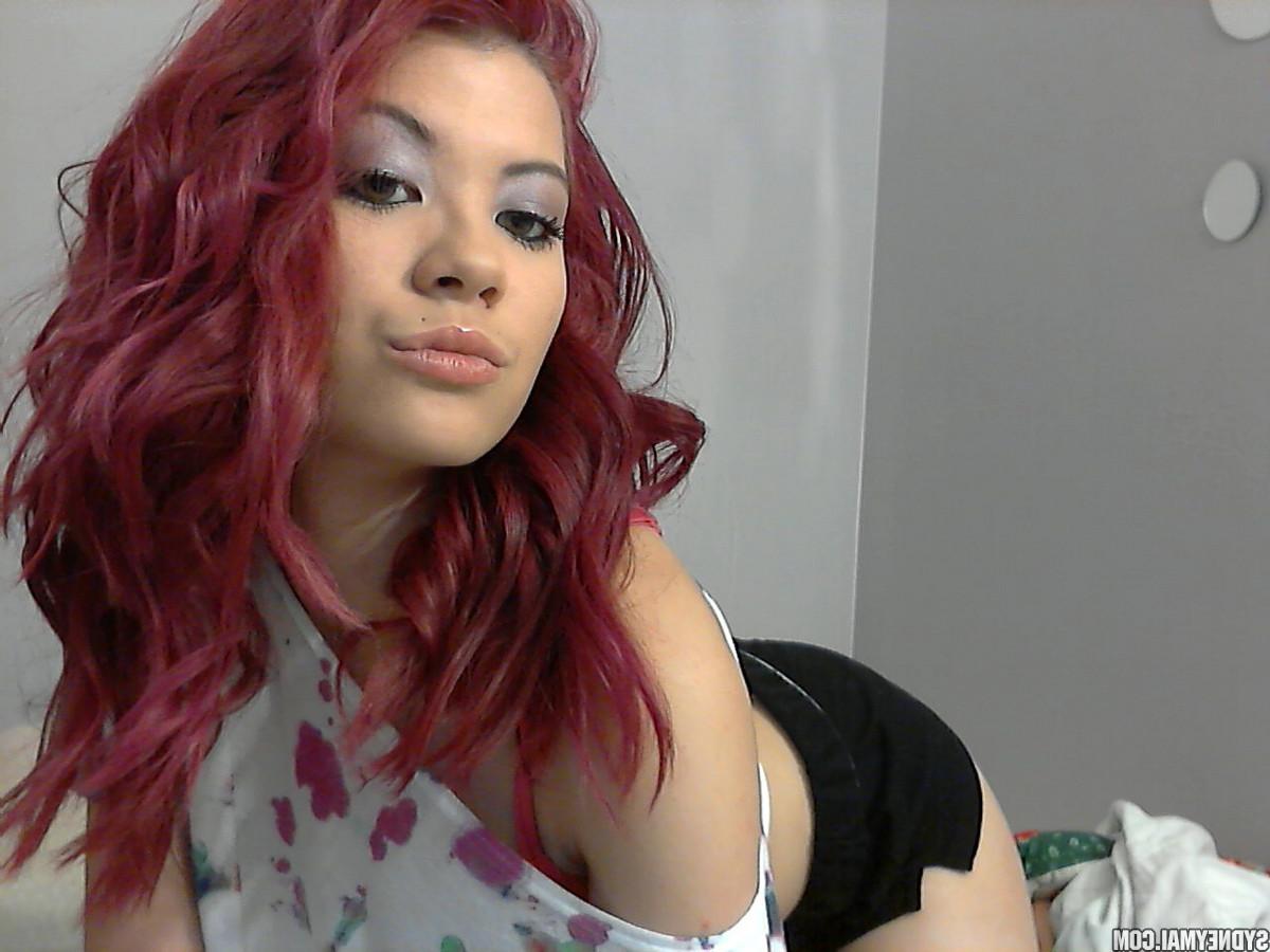 15P A ruiva japonesa amadora Sydney Mai lança olhares sensuais antes de ficar nua