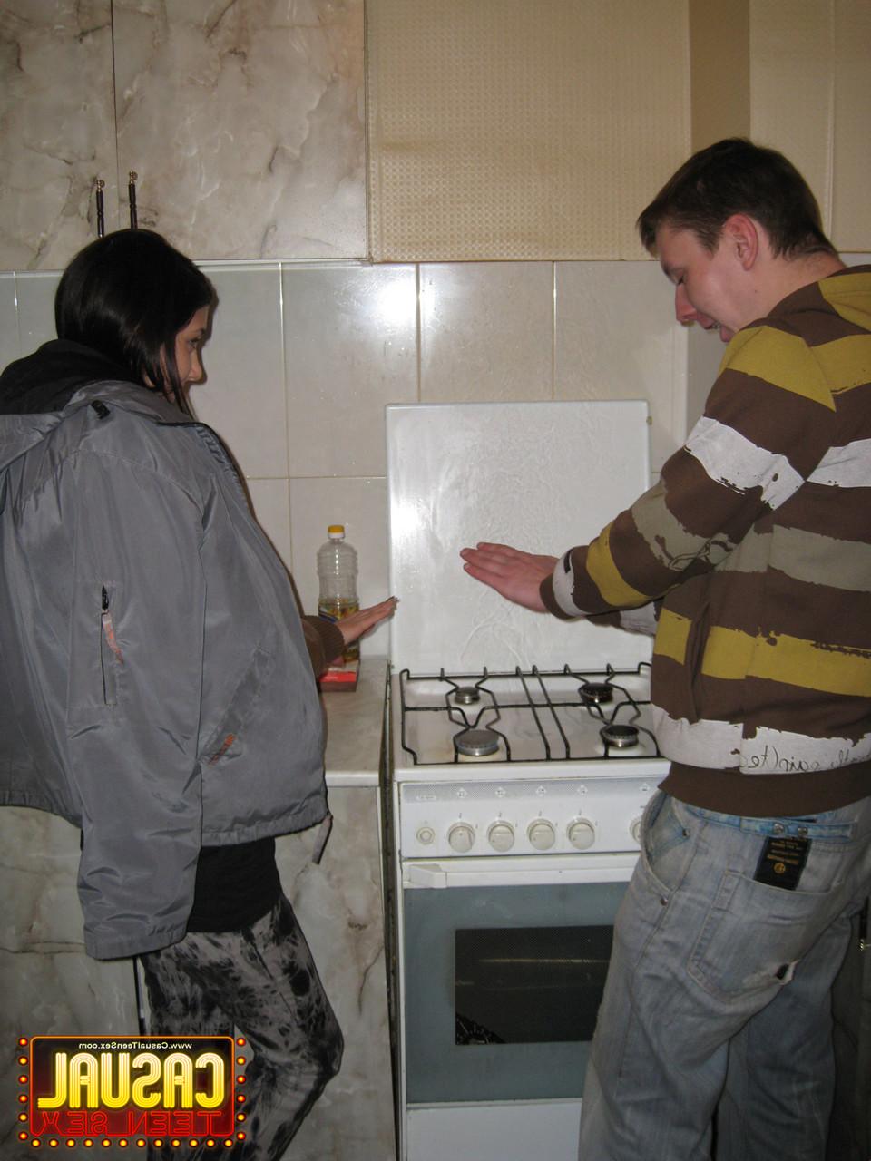 20P La adorable Chinita amateur taladrada en el coño en la mesa de la cocina