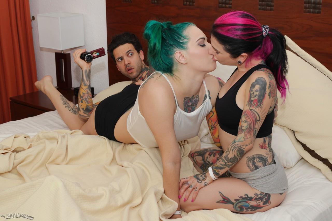 17P Garotas punk com corpos gostosos Joanna Angel e Taurus compartilhando um pau gordo