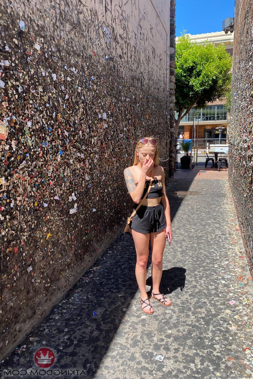 20P La joven inocente Paris White muestra sus pequeñas tetas, sus bonitos pies y sus agujeros