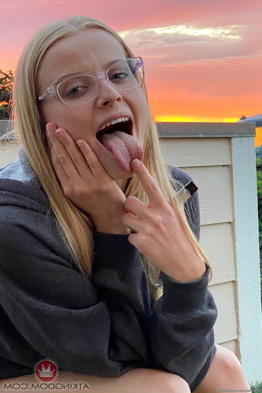 20P La joven inocente Paris White muestra sus pequeñas tetas, sus bonitos pies y sus agujeros