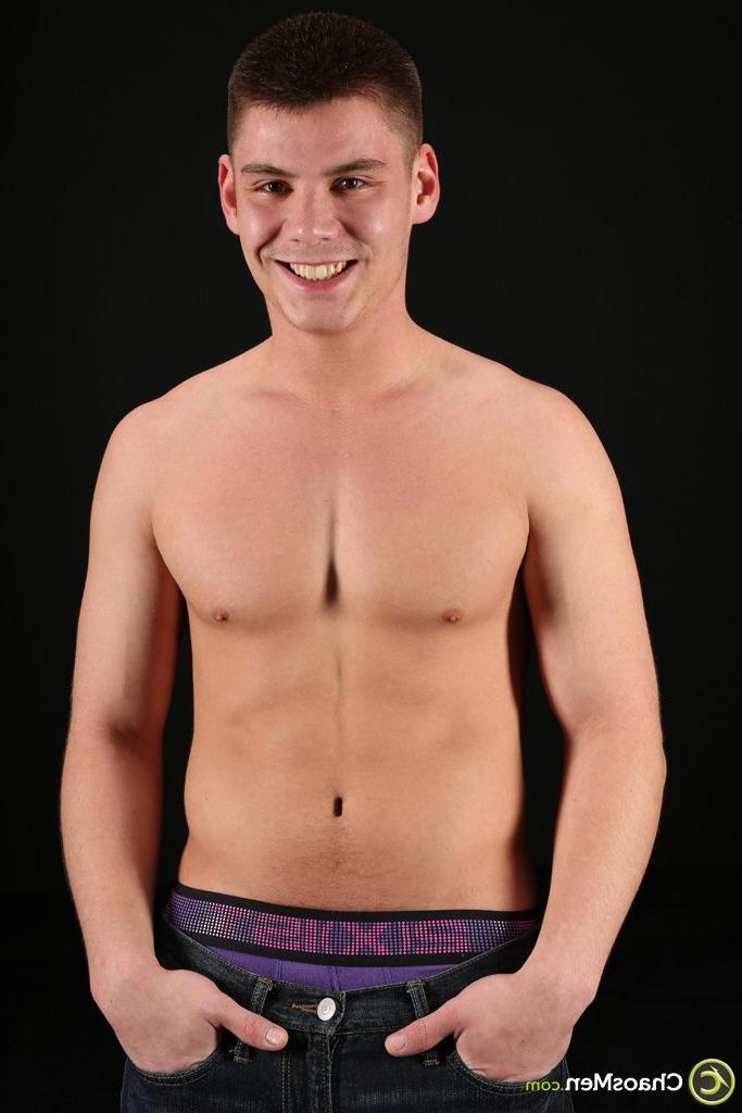 20P O lindo pedaço gay Lane mostra seu corpo atlético nu e seu pau grande