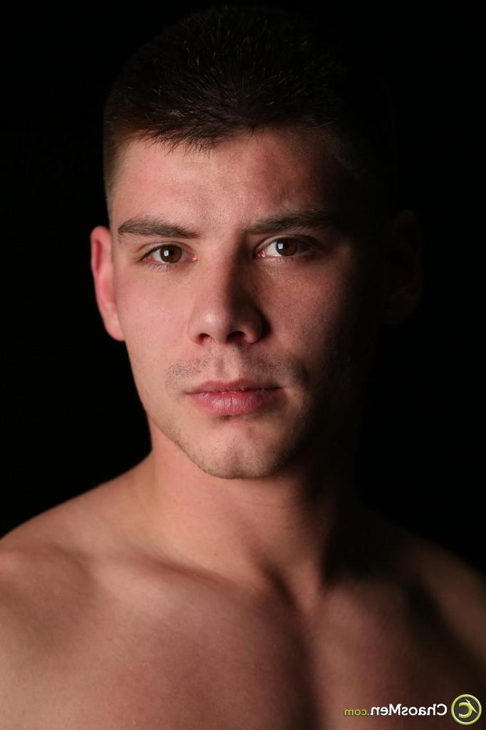 20P O lindo pedaço gay Lane mostra seu corpo atlético nu e seu pau grande