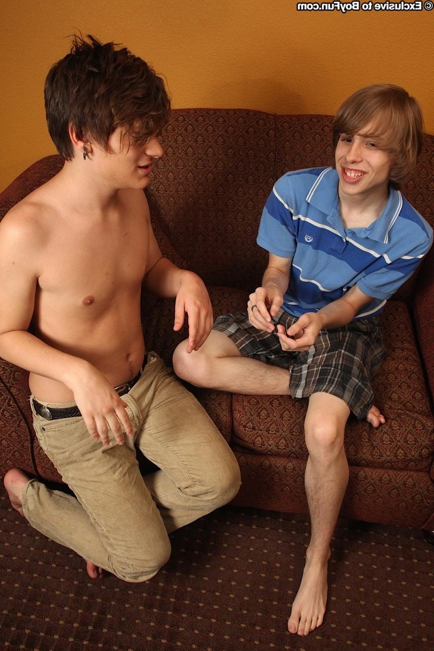 20P Die schwulen Punk-Jungs Jade und Xander ficken sich gegenseitig auf dem Sofa mit den Hintern