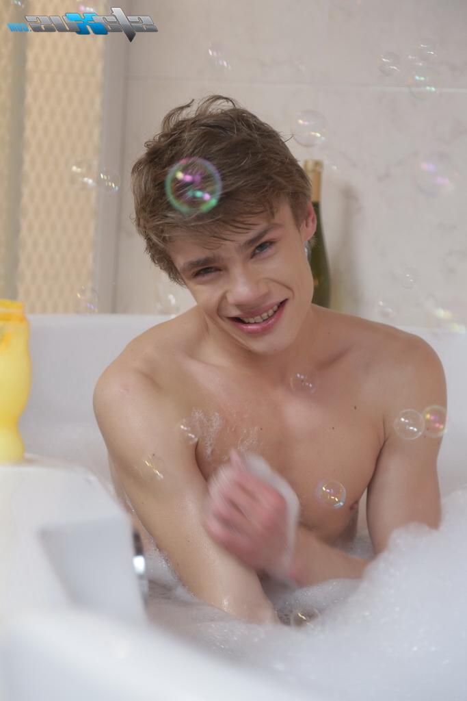 20P Les garçons gays Chase Anderson et Kris Wallace se font sodomiser à cru dans la salle de bain