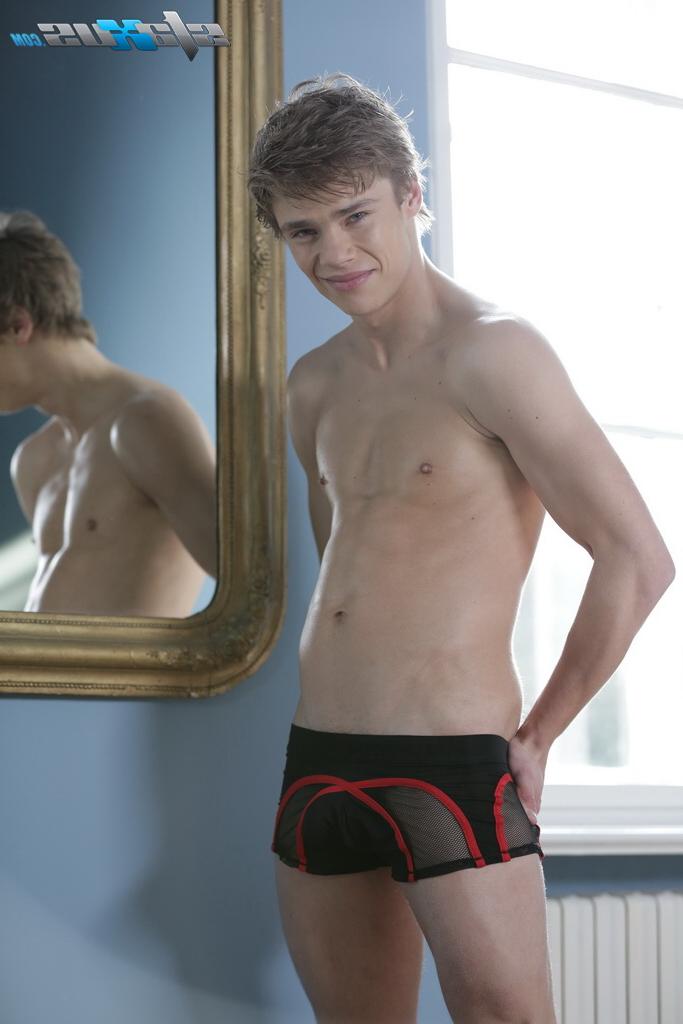 20P Les garçons gays Chase Anderson et Kris Wallace se font sodomiser à cru dans la salle de bain