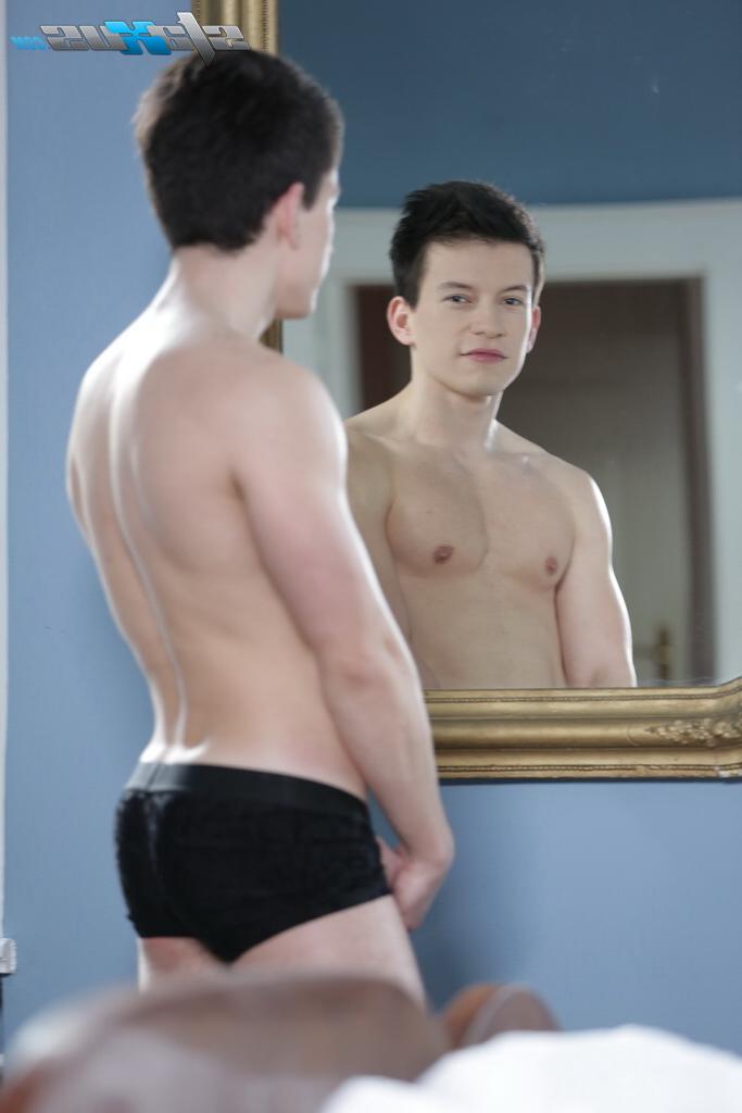 20P Les garçons gays Chase Anderson et Kris Wallace se font sodomiser à cru dans la salle de bain