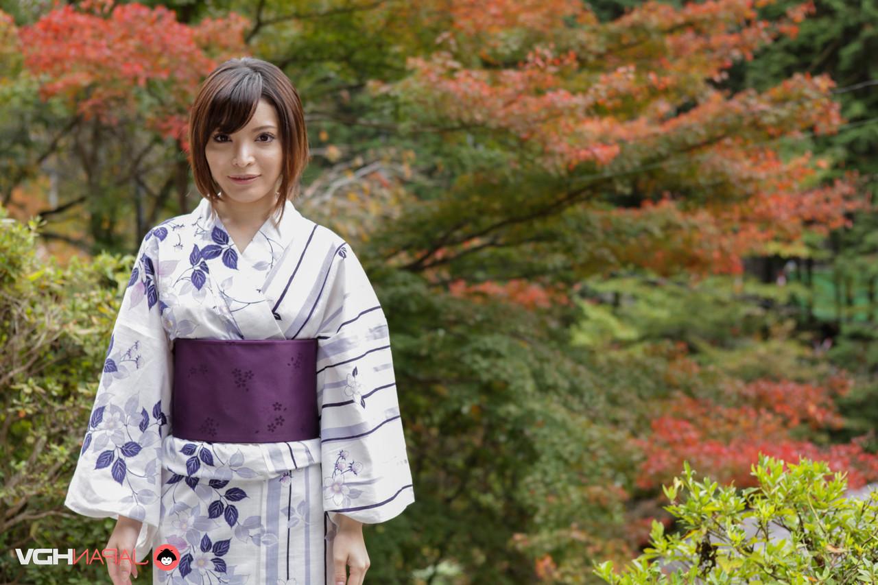 15P A simpática garota japonesa Hikaru Kirishima modela roupas tradicionais enquanto está fora
