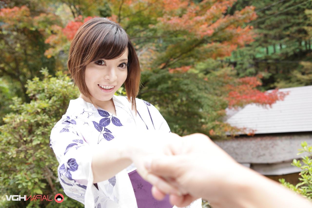 15P A simpática garota japonesa Hikaru Kirishima modela roupas tradicionais enquanto está fora
