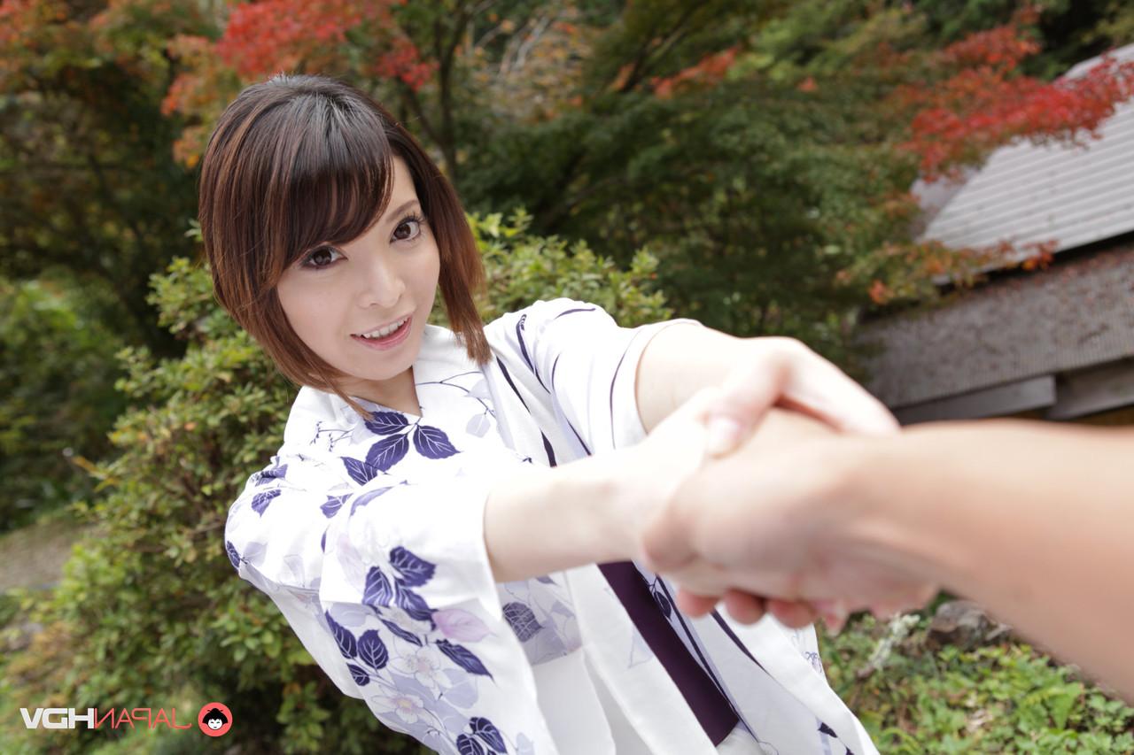 15P A simpática garota japonesa Hikaru Kirishima modela roupas tradicionais enquanto está fora