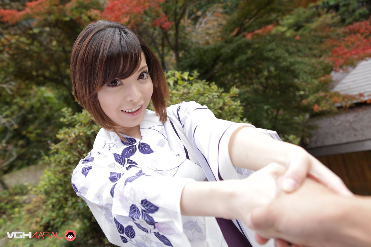 15P A simpática garota japonesa Hikaru Kirishima modela roupas tradicionais enquanto está fora