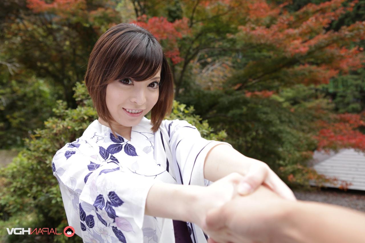 15P A simpática garota japonesa Hikaru Kirishima modela roupas tradicionais enquanto está fora