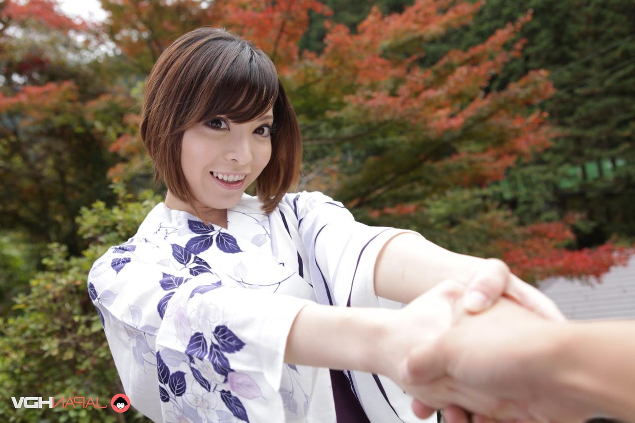 15P A simpática garota japonesa Hikaru Kirishima modela roupas tradicionais enquanto está fora