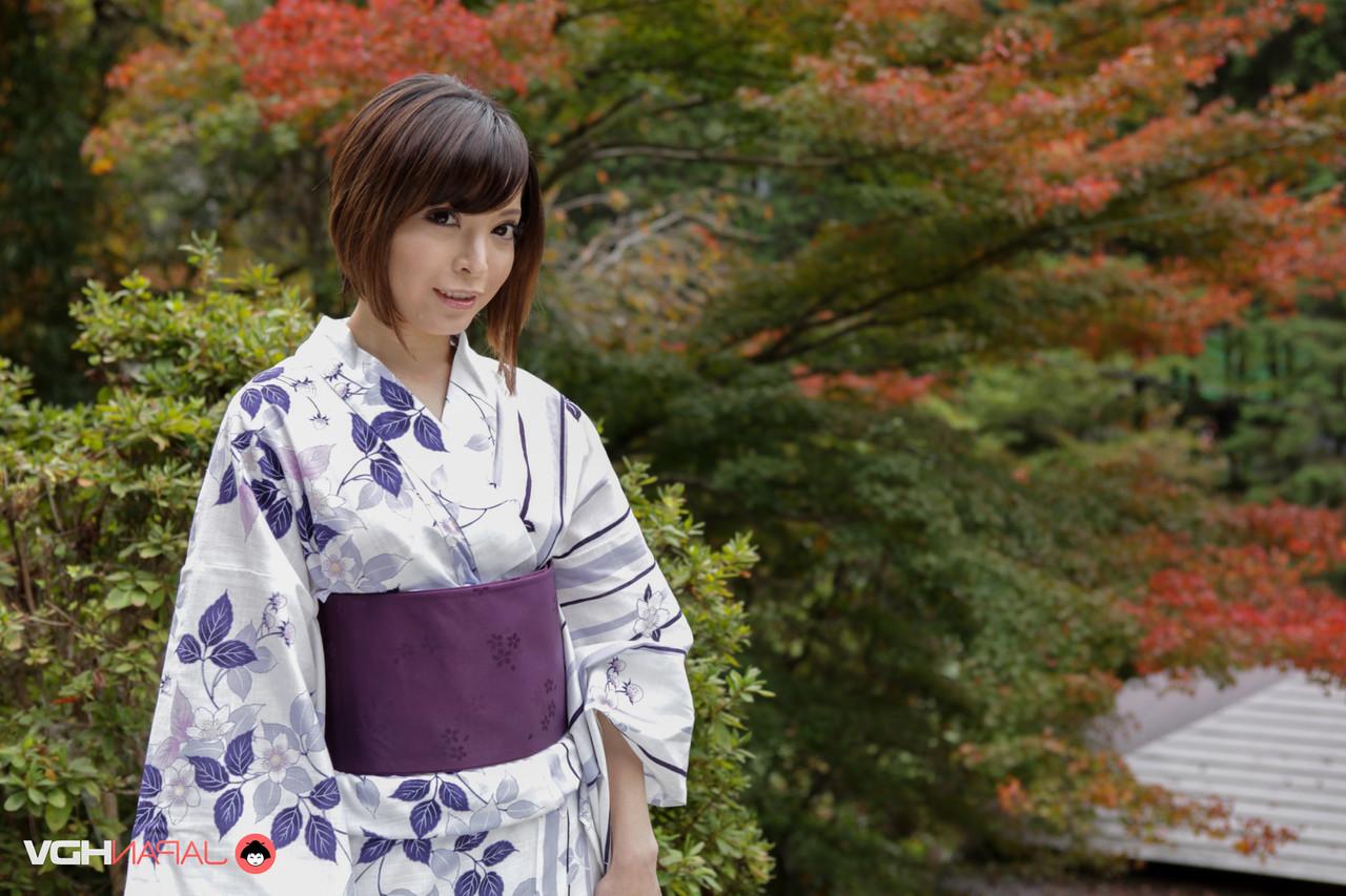 15P A simpática garota japonesa Hikaru Kirishima modela roupas tradicionais enquanto está fora