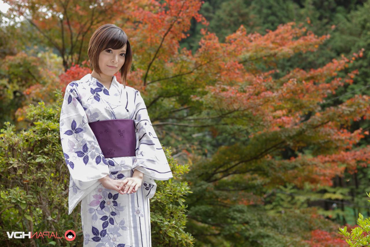 15P A simpática garota japonesa Hikaru Kirishima modela roupas tradicionais enquanto está fora