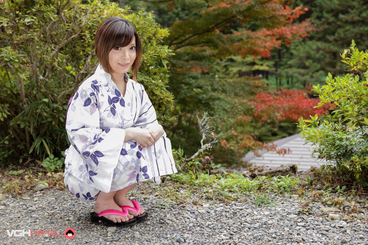 15P A simpática garota japonesa Hikaru Kirishima modela roupas tradicionais enquanto está fora
