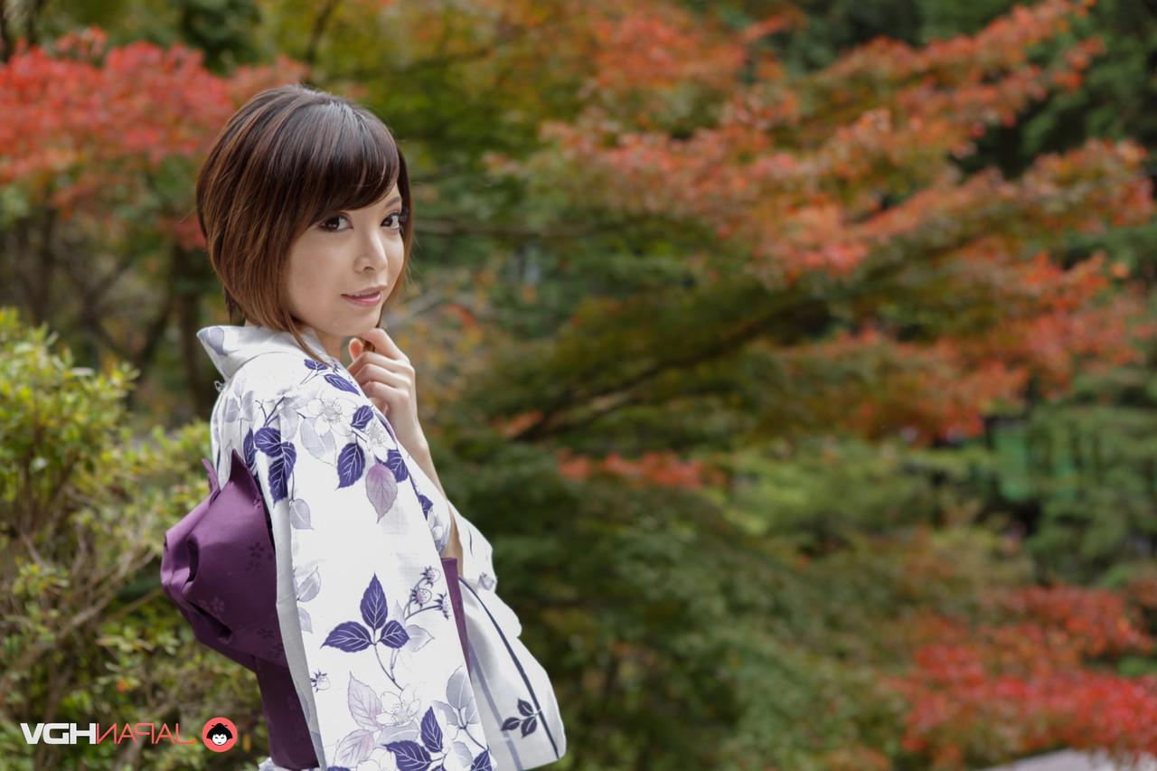 15P A simpática garota japonesa Hikaru Kirishima modela roupas tradicionais enquanto está fora