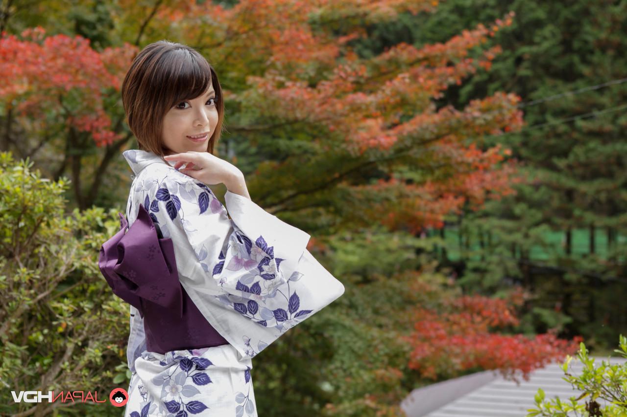 15P A simpática garota japonesa Hikaru Kirishima modela roupas tradicionais enquanto está fora