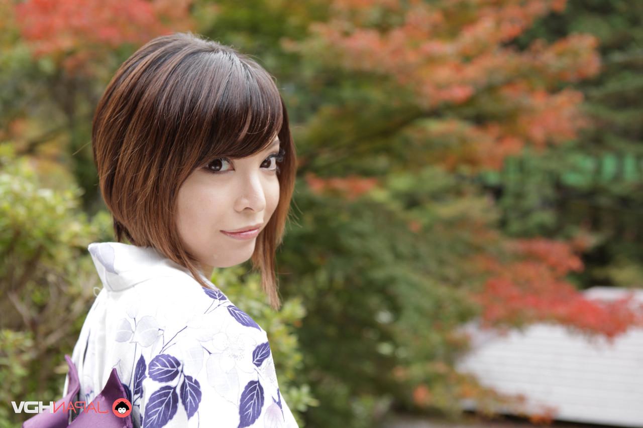 15P A simpática garota japonesa Hikaru Kirishima modela roupas tradicionais enquanto está fora