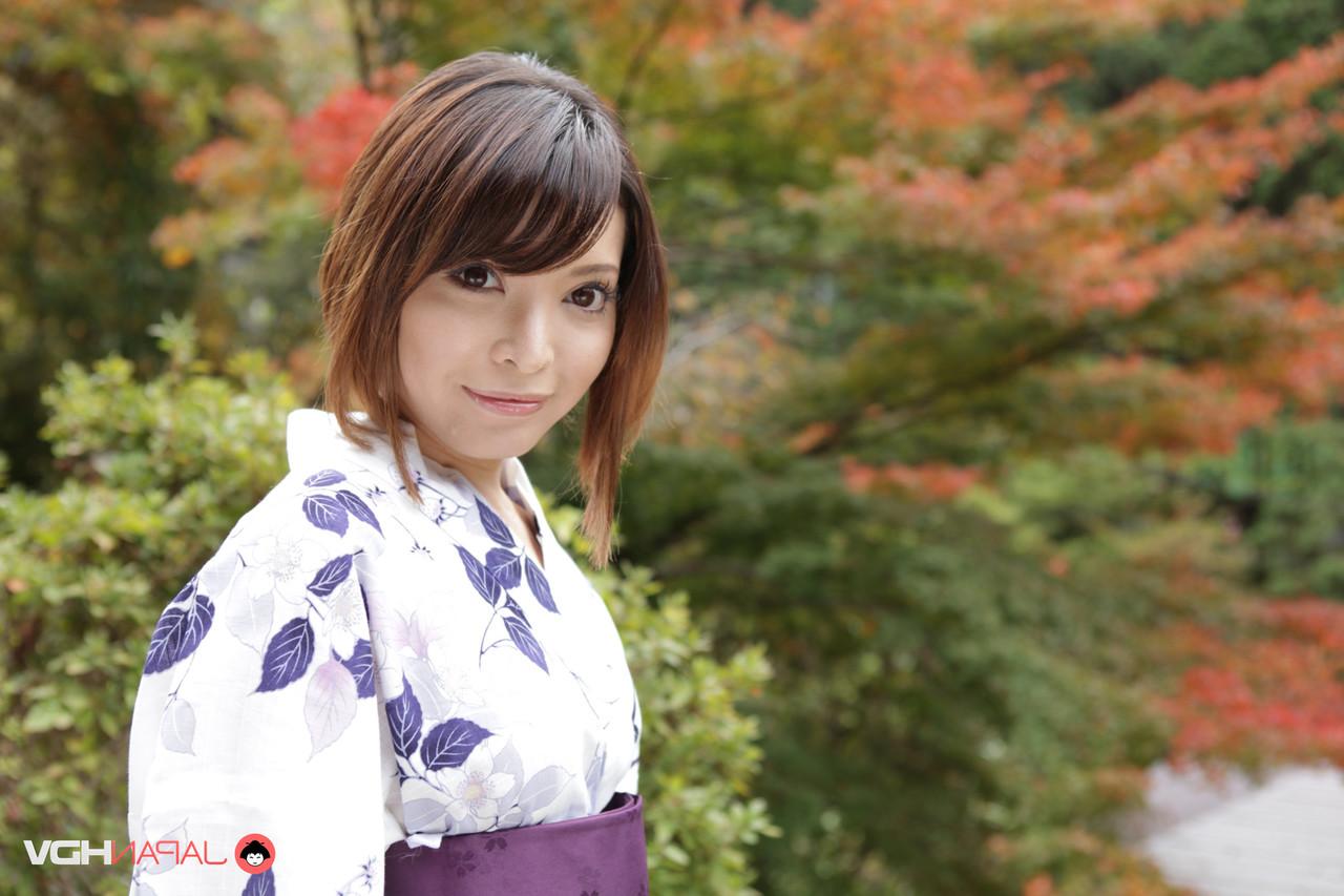15P A simpática garota japonesa Hikaru Kirishima modela roupas tradicionais enquanto está fora
