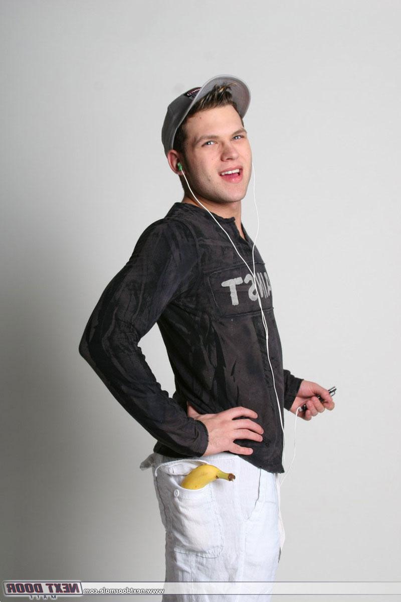 20P Samuel gay excêntrico chupa uma banana enquanto se despe e posa nu em um solo