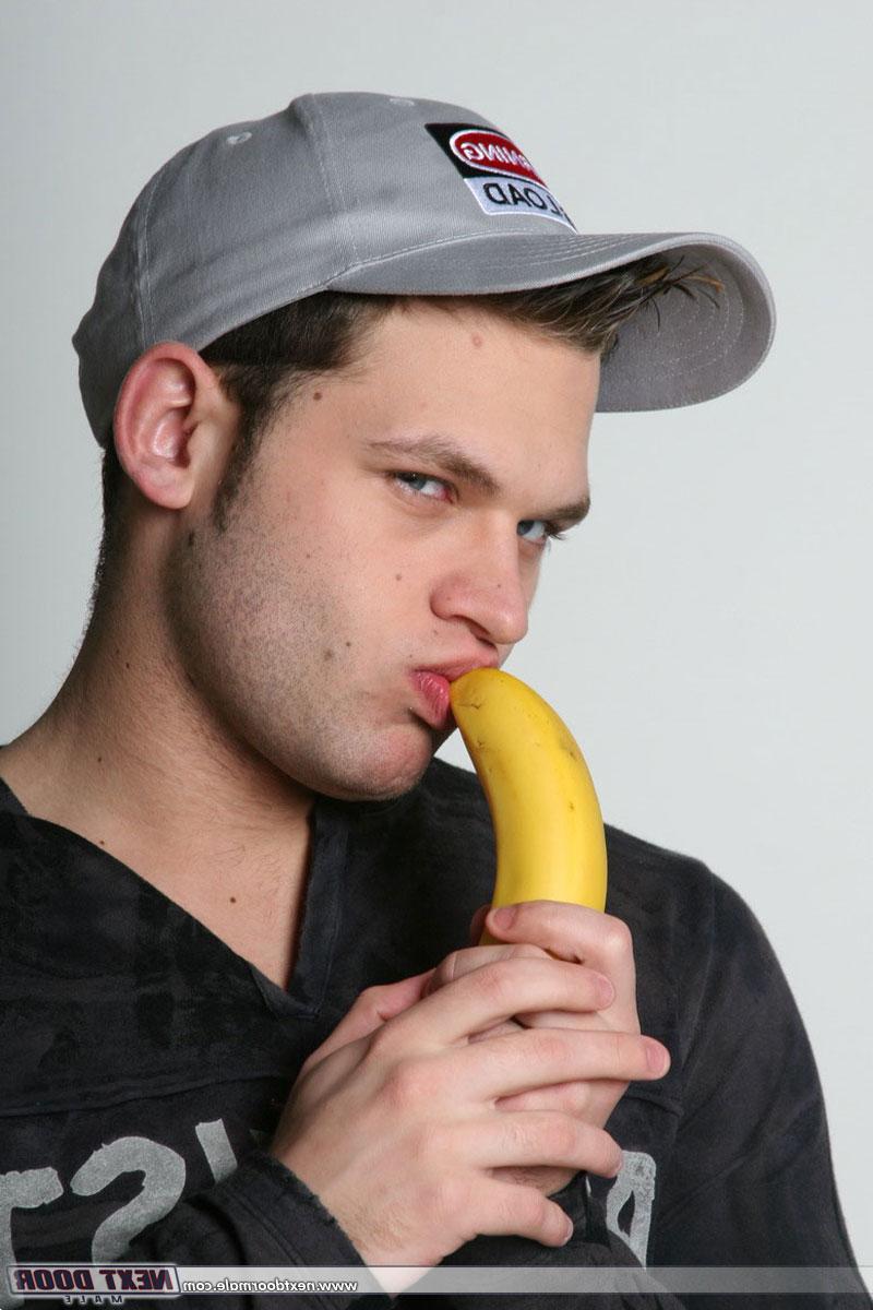 20P Samuel gay excêntrico chupa uma banana enquanto se despe e posa nu em um solo