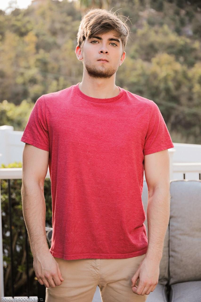 15P El modelo caucásico gay caliente Derek Hart posa desnudo y acaricia su pene en el sofá
