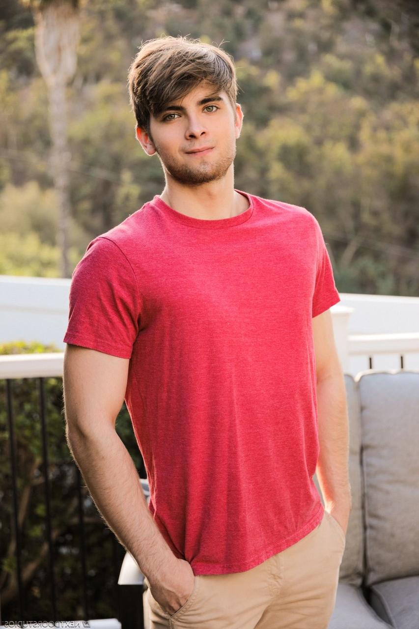 15P El modelo caucásico gay caliente Derek Hart posa desnudo y acaricia su pene en el sofá