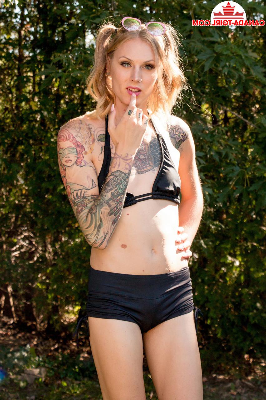 16P La transexuelle tatouée Courtni Demilune expose sa bite et se masturbe en plein air.