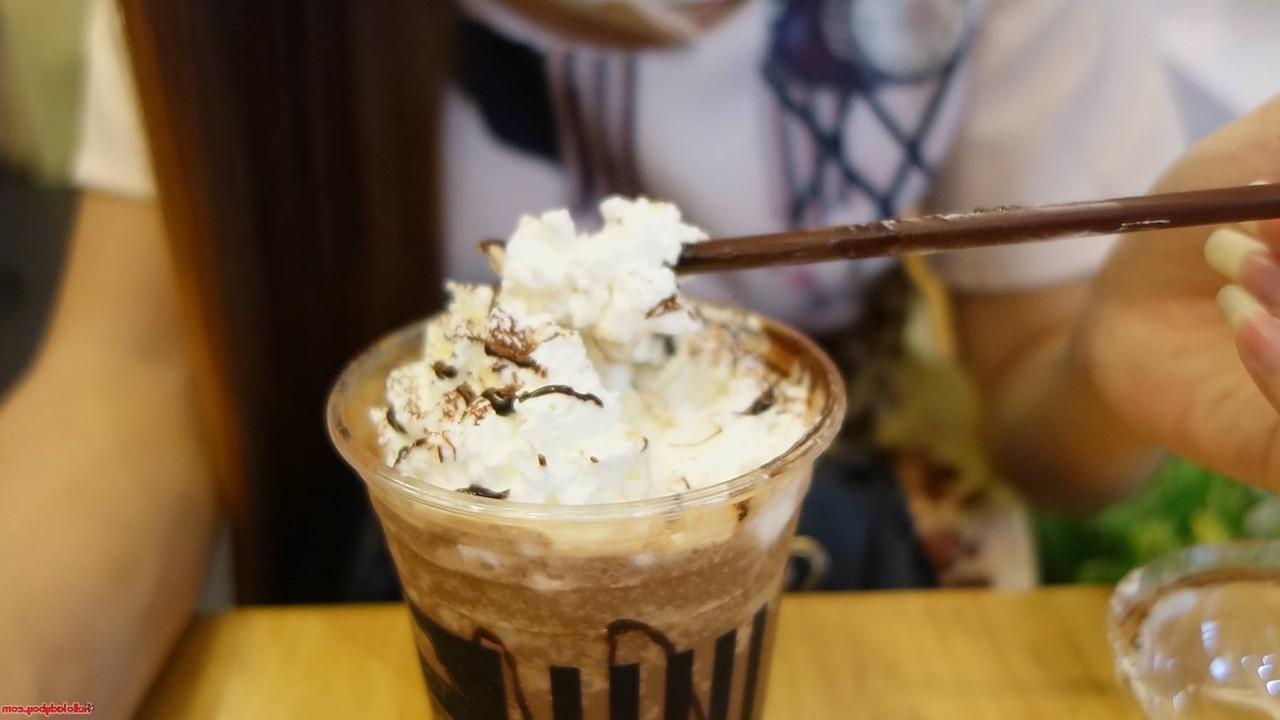 19P 赤毛のアジア人ニューハーフゆりがストリップして小さな毛むくじゃらのペニスを見せる