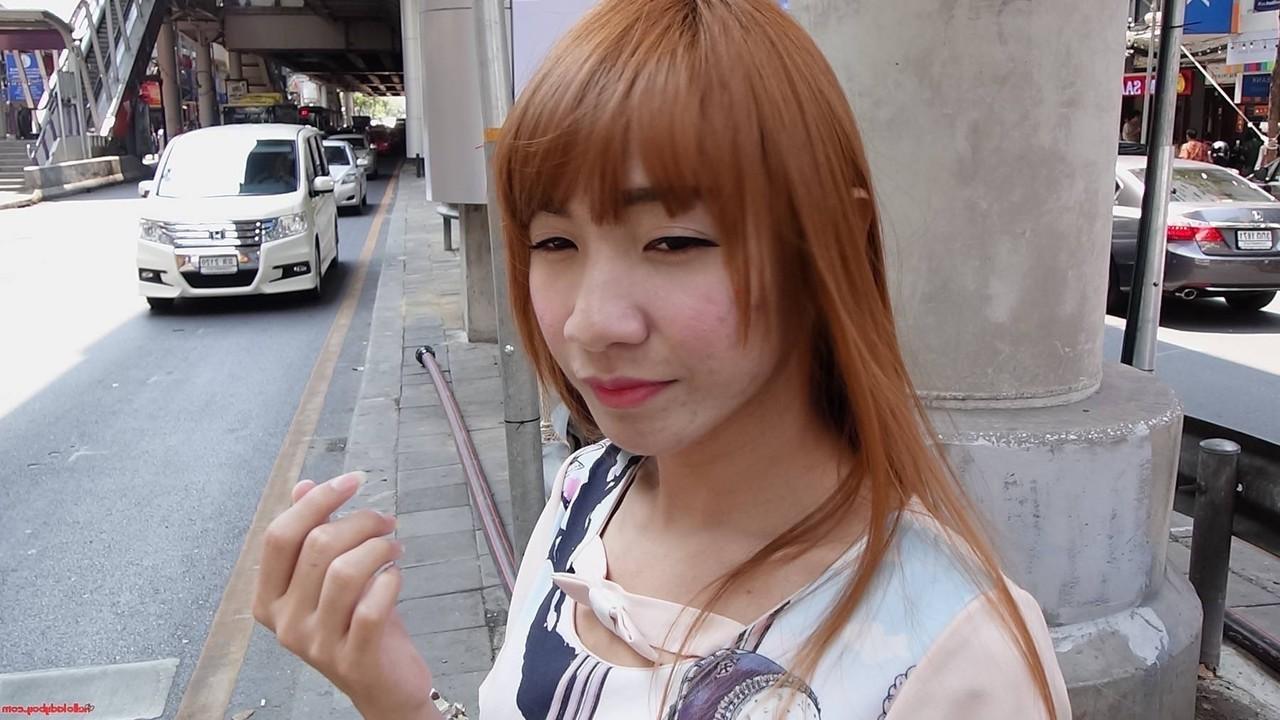 19P 赤毛のアジア人ニューハーフゆりがストリップして小さな毛むくじゃらのペニスを見せる