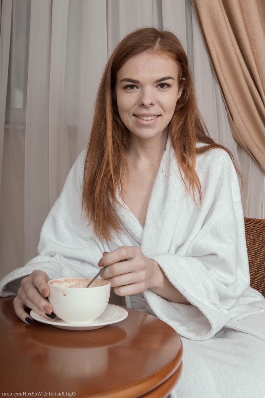 18P Sexy pelirroja ogil basted agrada su coño peludo mientras toma un café de la mañana