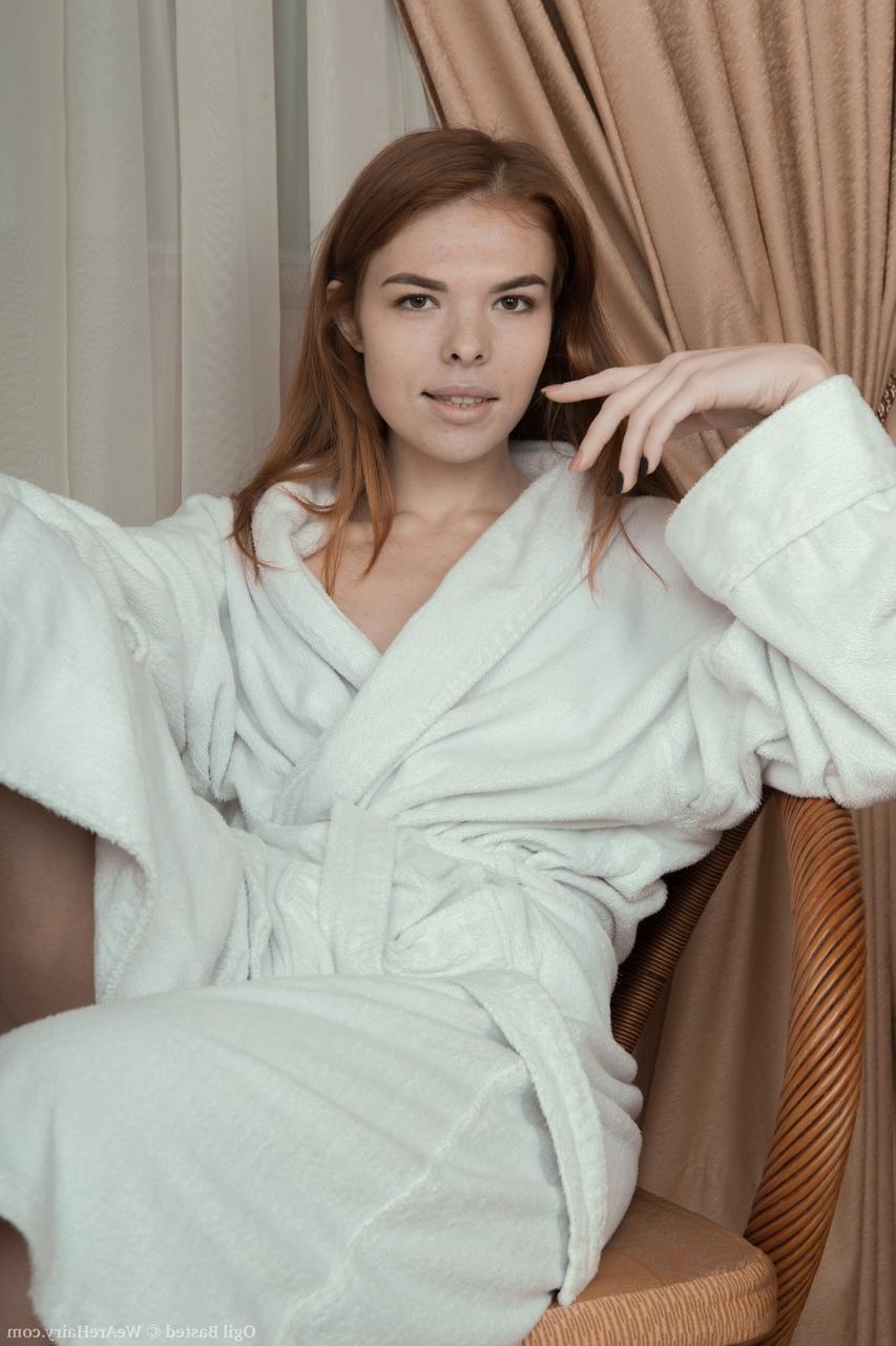 18P Sexy pelirroja ogil basted agrada su coño peludo mientras toma un café de la mañana