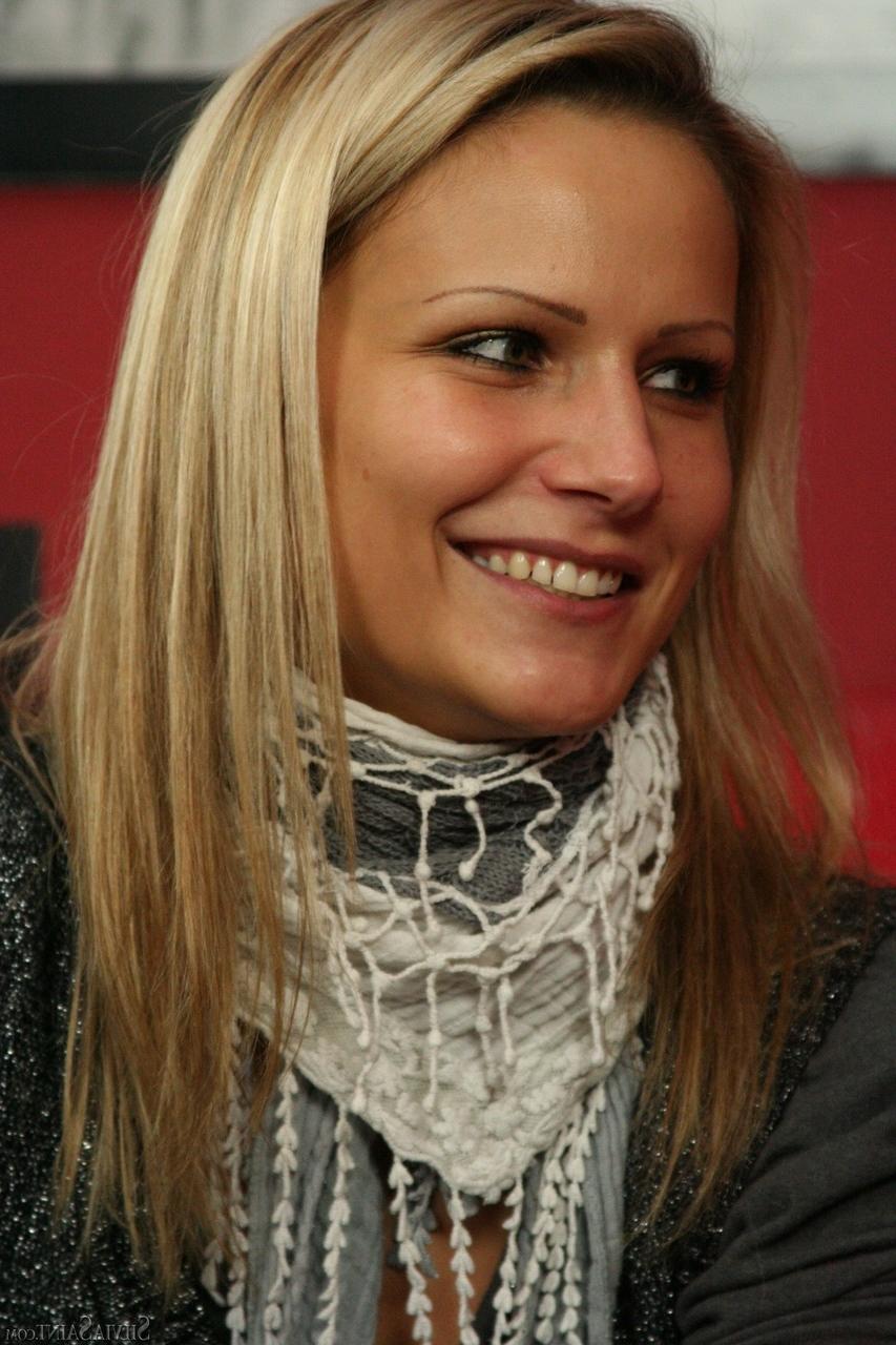 16P A linda loira Samantha Jolie tira a roupa e se espalha nua na entrevista com Silvia Saint