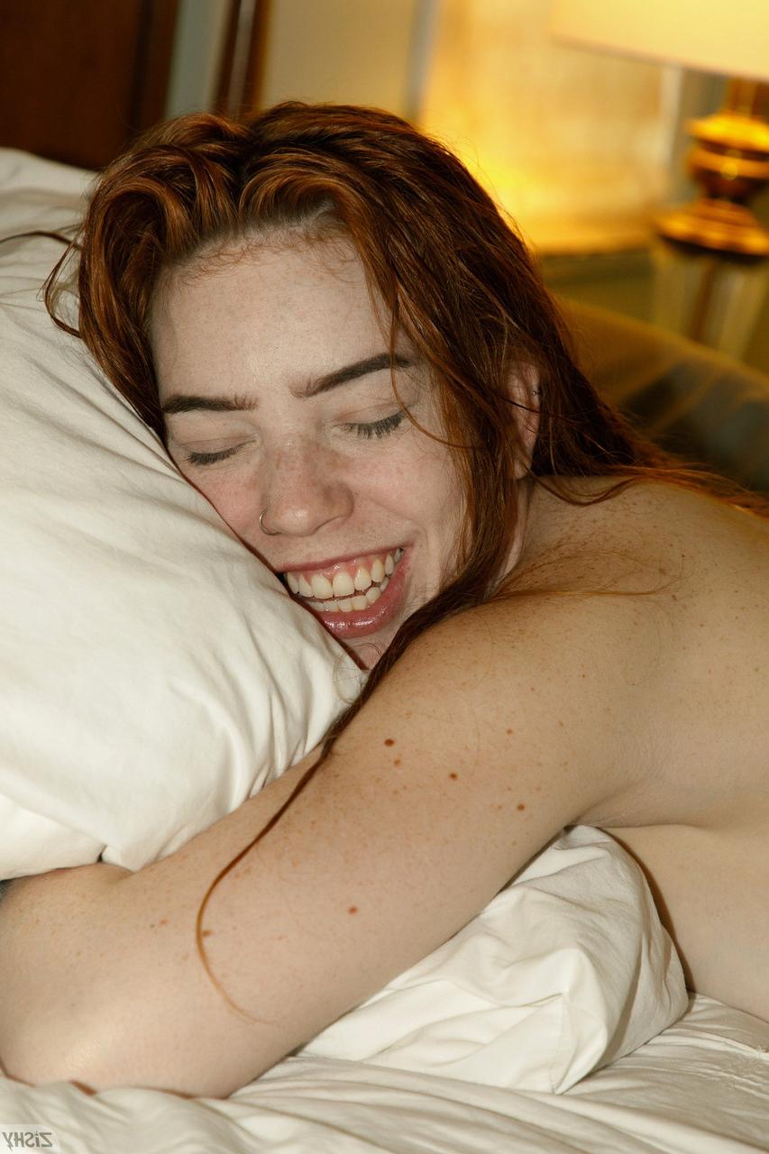 13P La sexy Nala Brooks montre ses gros seins nue sur son lit.
