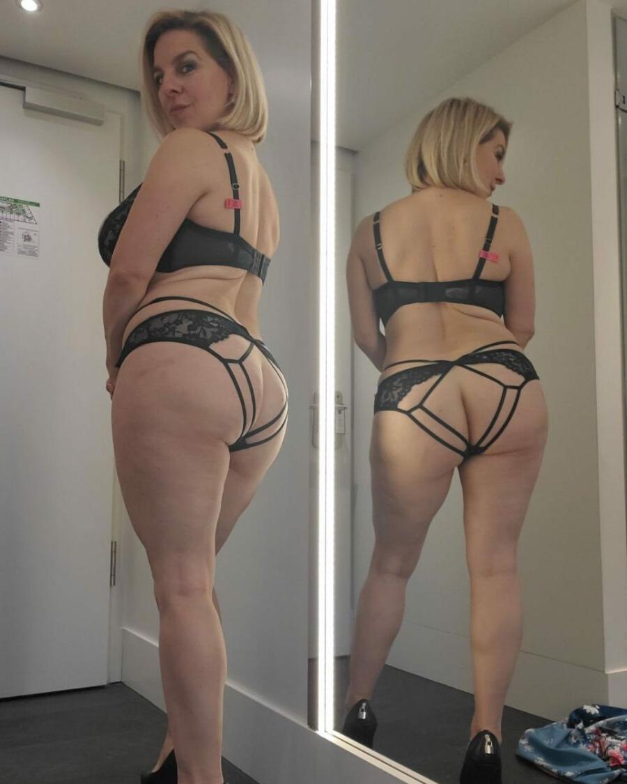 20P Hübsche Amateur-MILF zeigt ihre großen Titten und ihren Arsch in ihren heißen Dessous